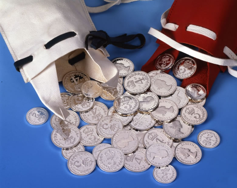 88p-in-2014-Maundy-Money-Coins-in-White-Purse-and-2014-£-5-and-50p-Commemorative-Coins-in-Red-Purse